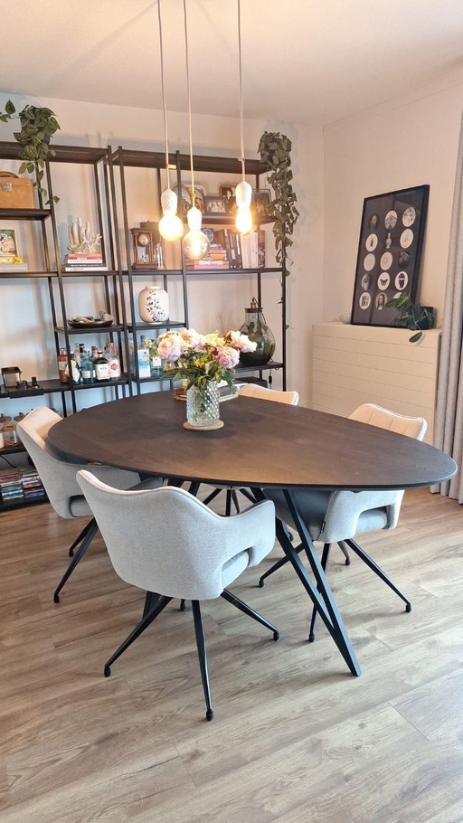 Table Du Sud table en chêne en forme de galet avec base en fer