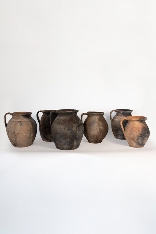 Set di sei brocche in terracotta