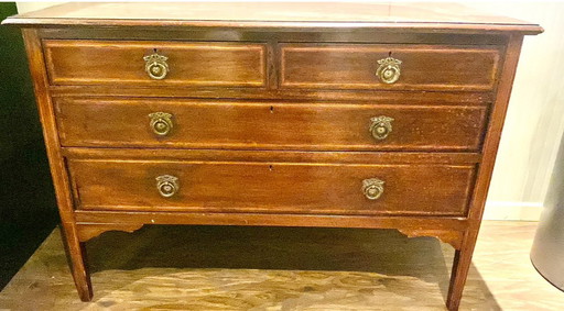 Preciosa cómoda, fabricada en Londres entre 1860 y 1910.