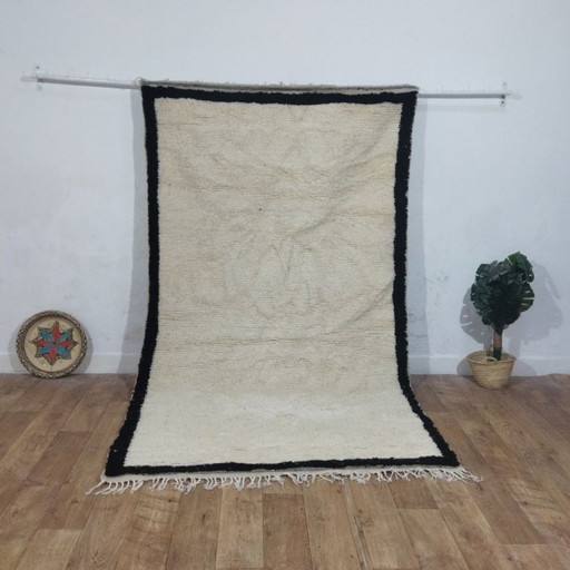 Marokkanischer Berberteppich Beni Ouarain – 273 x 160 cm – Naturwolle – Minimalistischer schwarzer Rand