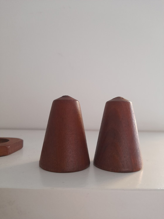 Image 1 of Pepe e sale su un espositore in teak