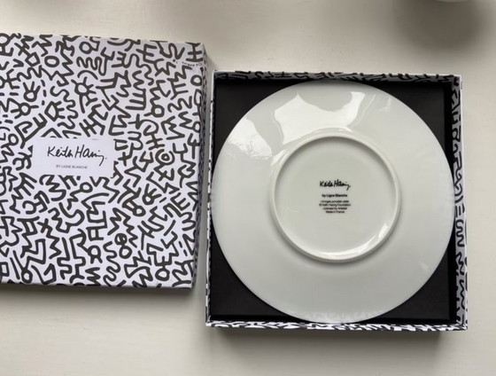 Image 1 of Keith Haring - Piatto da collezione in porcellana dipinta a mano nei colori bianco e nero (edizione limitata)