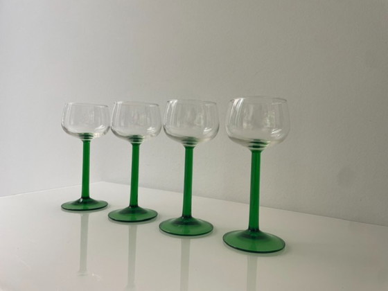 Image 1 of Set van 4 vintage Franse voetglazen met groene steel – retro glaswerk