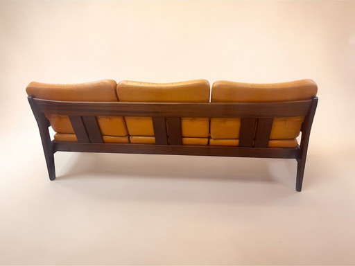 Vintage 3-Sitzer Sofa aus den 1970er Jahren – Massivholzrahmen & orange Leder – Mid Century / Danish Style Designer Couch.