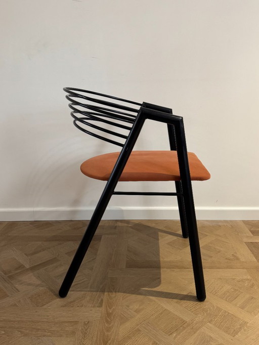 4er-Set – Skulpturale Stühle aus schwarzem Stahl im Stil der 1980er mit Sitzen in Pfirsich-Terrakotta