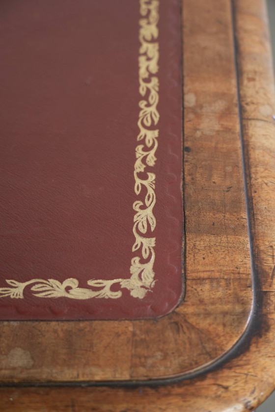 Image 1 of Scrivania/tavolo da biblioteca inglese antico dei primi del XIX secolo con piano in pelle rossa e aspetto elegante.