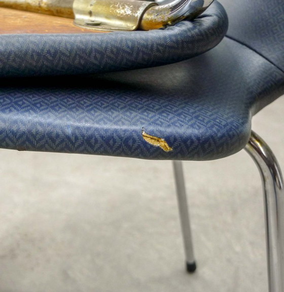 Image 1 of Set van vier minimalistische vintage keukenstoelen, nachtblauw kunstleer met chroomaccenten. België, jaren 60.