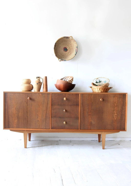 Aparador MCM restaurado de los años 60, elegante veta de madera, estilo moderno danés