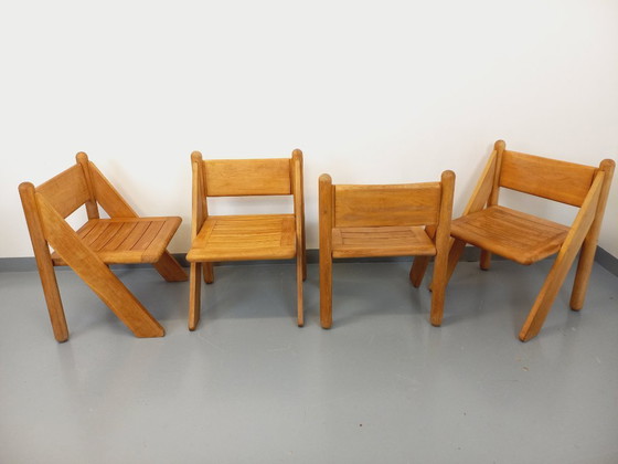Image 1 of Set van 4 vintage brutalistische stoelen van massief eikenhout uit de jaren 60 en 70.