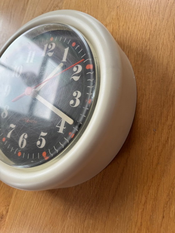 Image 1 of Vintage Philips kunststof wandklok, jaren 70