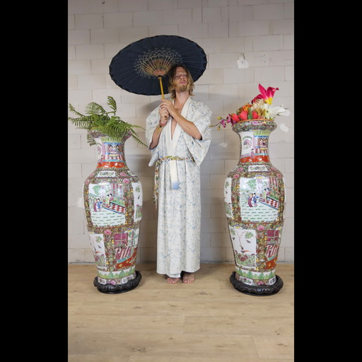 Satz von 2 sehr großen XXL chinesischen Bodenvasen / Kanton / polychrom / kantonesische Vasen / traditionelle Szenen