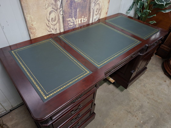 Image 1 of Klassiek Engels bureau, schrijftafel, desk met ingelegd leer afm: 180x80cm en 80cm hoog.

