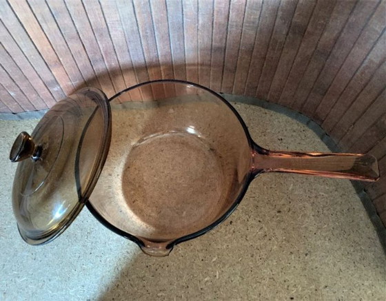Image 1 of Steelpan van 1,5 liter met dik amberkleurig glazen deksel, Vision Corning Frankrijk