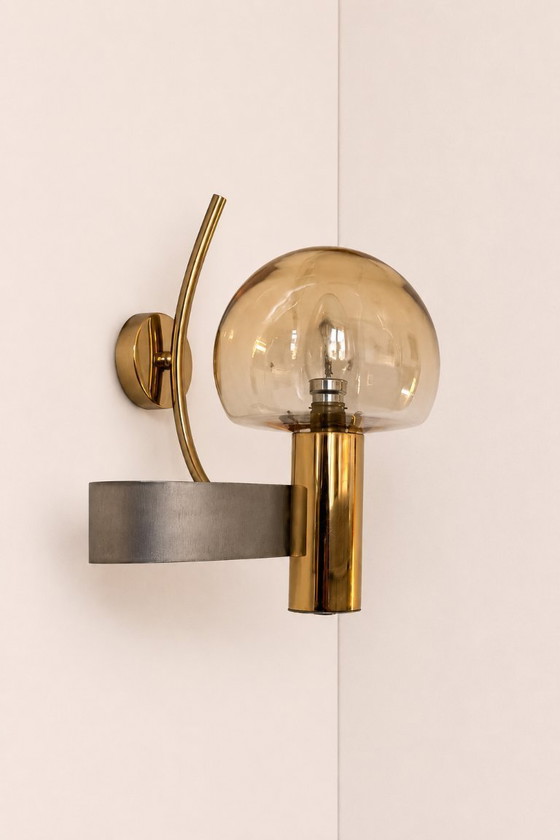 Image 1 of Een paar vintage wandlampen van geborsteld metaal, messing en rookglas, Frankrijk.