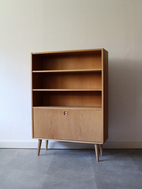 Image 1 of Vintage Deense boekenkast met klep in eiken