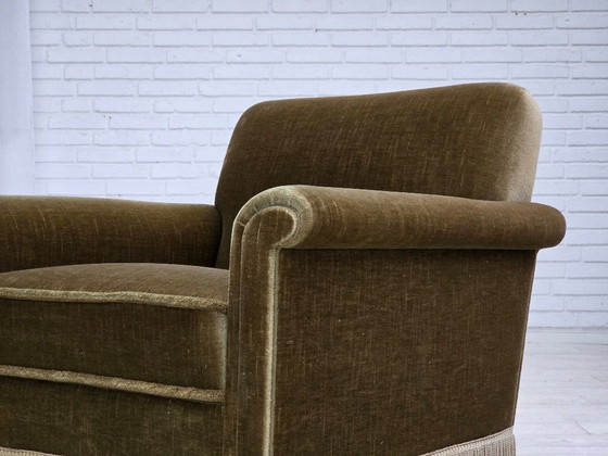 Image 1 of Dänischer Sessel aus den 1970er Jahren, originaler grüner Möbelveloursbezug, Beine aus Teakholz.