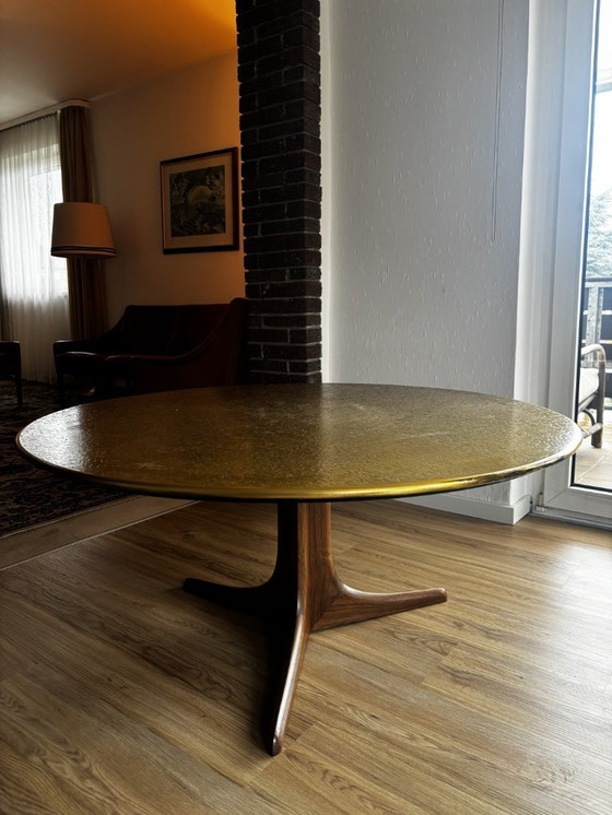 Image 1 of Vintage teakhouten salontafel met messing inlegwerk – Deense stijl uit het midden van de vorige eeuw
