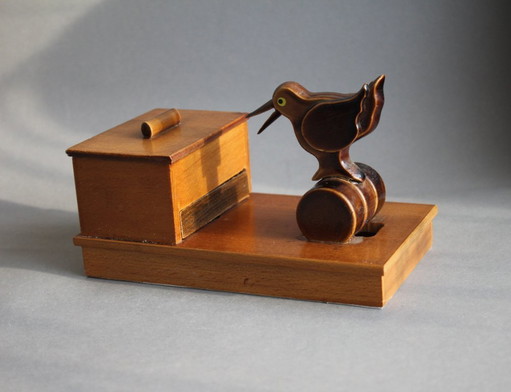 Distributeur de cigarettes vintage en bois en forme d'oiseau, datant des années 1950/60. – decoratieve objecten, Wood