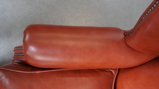 Image 1 of Elegante en comfortabele gladde Engelse rundleren chesterfield oorfauteuil met sierlijke pootjes