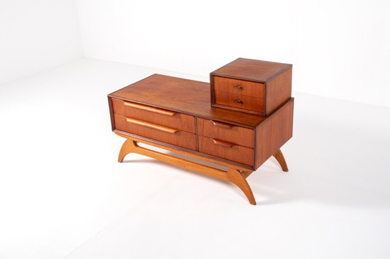 Image 1 of Cómoda baja de teca de mediados de siglo con espejo – Cómoda danesa de estilo lowboy, década de 1950