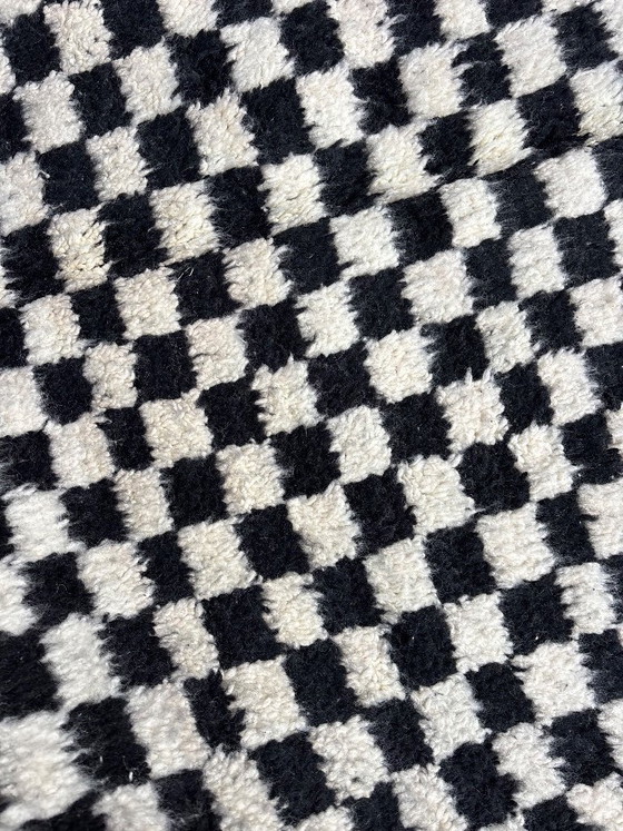 Image 1 of Alfombra bereber marroquí de 150x270 cm – Alfombra de lana a cuadros blancos y negros