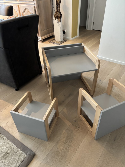 stoel voor kind. Kan ook dienen als schrijftafeltje voor kind