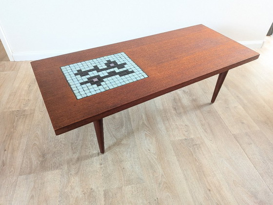 Table basse en teck de style moderne du milieu du siècle avec incrustation de mosaïque (attribuée à Wébé) (photo 6 of 13)