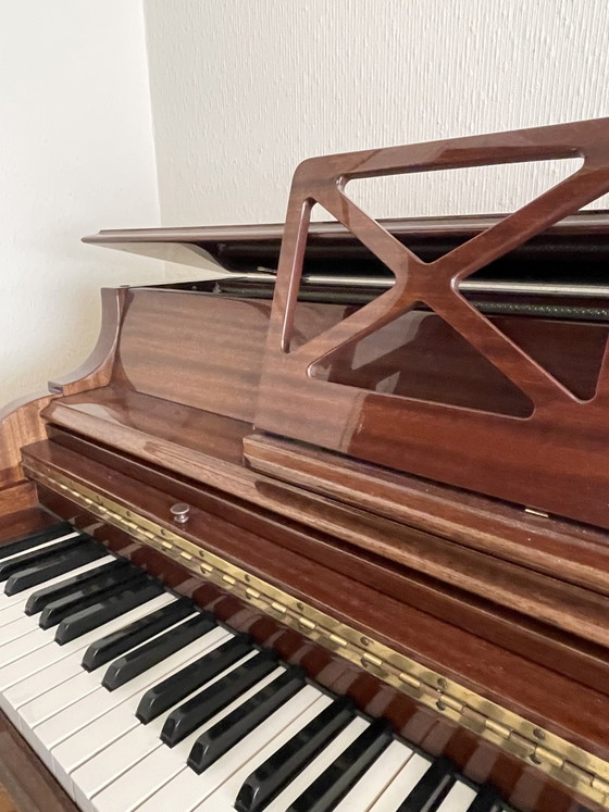 Wunderschönes Knight Piano K15 in poliertem Nussbaum – Zeitlose Klasse & Voller Klang – Wandschrank, Wood (photo 2 of 12)