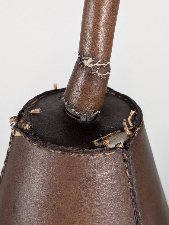 Lampe de table Jacques Adnet en cuir surpiqué, France, années 1950 – Leather, Metal (photo 9 of 9)