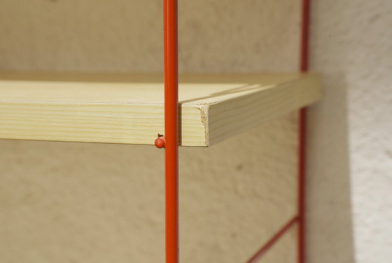 Estantería de pared estilo Tomado String, alambre de metal rojo, chapa de roble, estilo escalera de (photo 10 of 23)