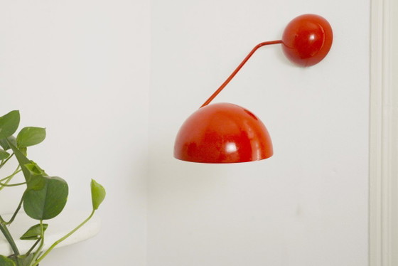 Image 1 of Vintage Italiaanse wandlamp, rode metalen wandlamp, mid-century modern, space age leeslamp