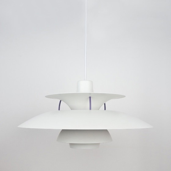 Par de lámparas colgantes PH 5 de 2 pulgadas diseñadas por Poul Henningsen. – Louis Poulsen (photo 14 of 15)