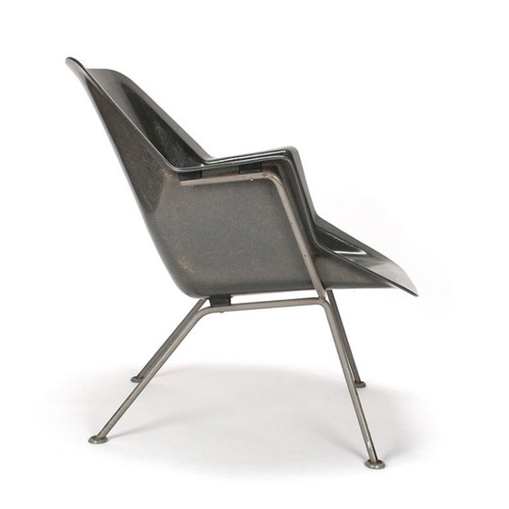 Image 1 of Wim Rietveld y Andre Cordemeyer modelan el sillón 416