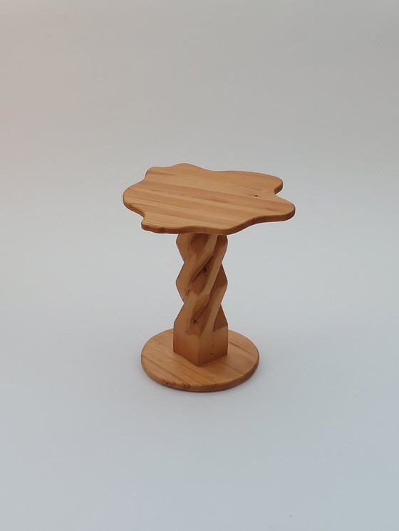 Image 1 of Table d'appoint vintage sculptée à la main, en pin, pièce unique