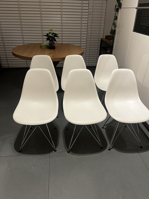 6 Witte Vitra Eames Eetkamerstoelen