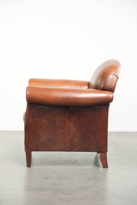Comfortabele vintage schapenleren armchair afgewerkt met siernagels – Fauteuils, Leather, Klassiek (photo 5 of 12)