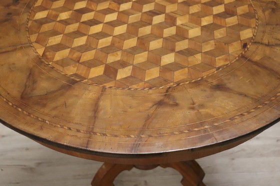 Image 1 of Antieke ronde tafel van ingelegd walnotenhout, Italië, midden 19e eeuw.
