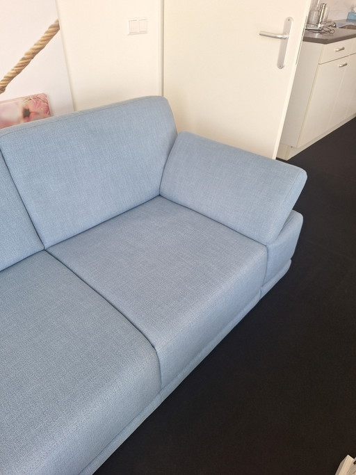 Prachtige zachtblauwe 2-zitsbank – 2 zitsbanken, Textile (photo 2 of 5)