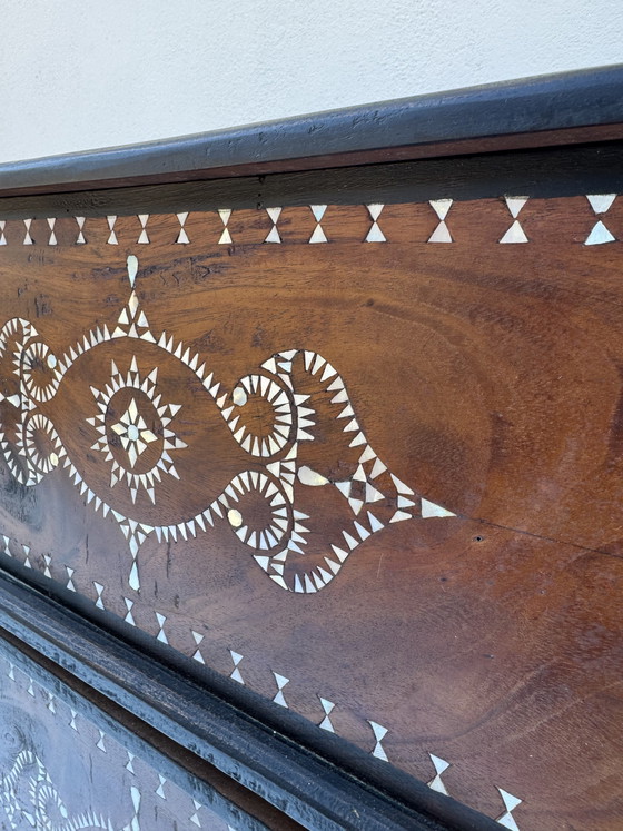 Image 1 of Antico baule orientale con intarsi in madreperla