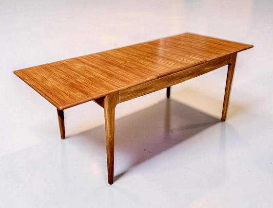Image 1 of Een uitschuifbare teakhouten eettafel van Fonseca, vervaardigd door Younger Ltd, in mid-century modern stijl.