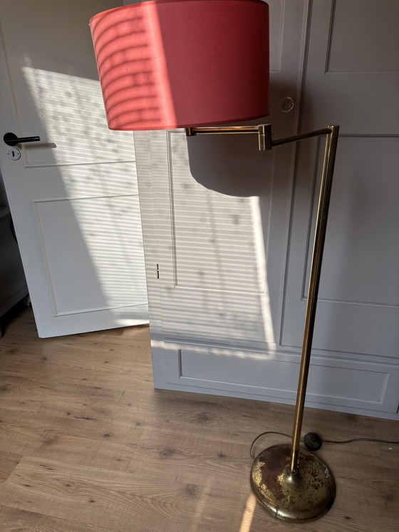 Image 1 of Lampada da terra vintage regolabile - Effetto ottone con paralume rosso