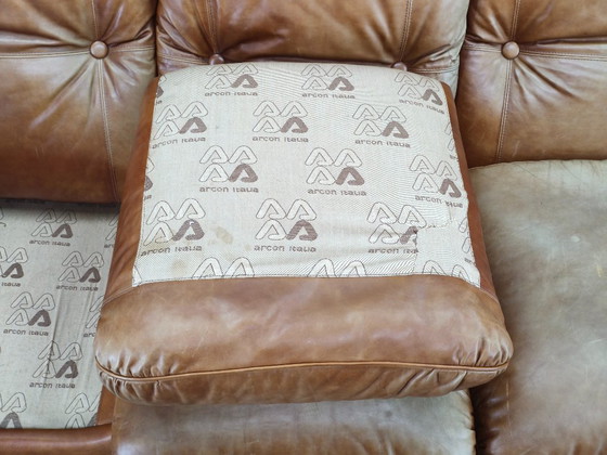 Image 1 of Arcon Italia driezitsbank uit de jaren 70, bekleed met cognacbruin buffelleer.