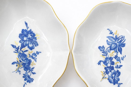 Image 1 of Set van twee MEISSEN porseleinen schalen – Aquatint blauw met bloemen en gouden rand – Handbeschilderd 12 cm