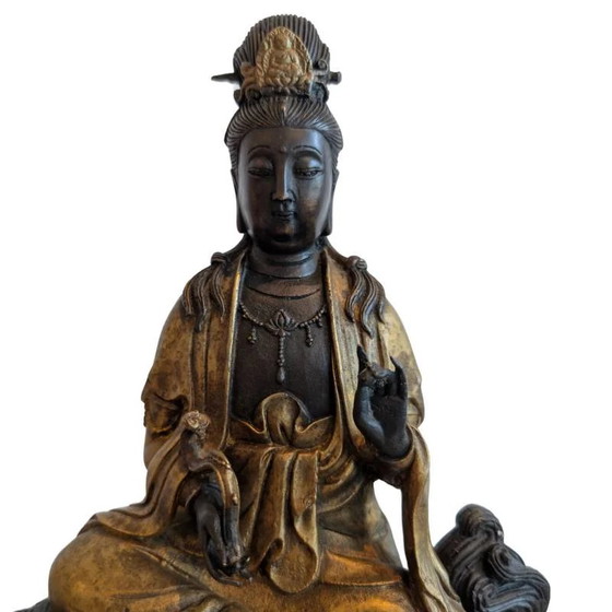 Guanyin sobre León – Escultura China de Bronce, Siglo XX – lote 153 – Bronze (photo 9 of 10)