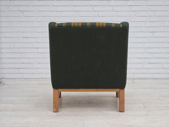Image 1 of Fauteuil danois des années 1970, en laine verte, avec revêtement en chêne massif.