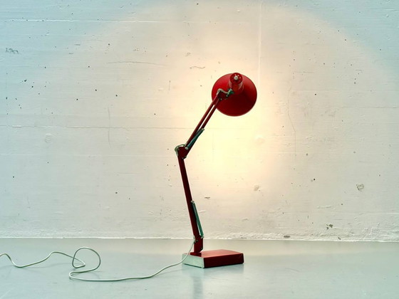 Image 1 of Rode bureaulamp uit het midden van de 20e eeuw, met verstelbare armleuningen.