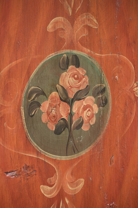 Einzigartiger antiker österreichischer handbemalter Brautschrank mit schöner Patina und funktionierendem (photo 11 of 13)