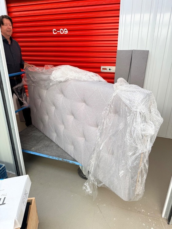 Image 1 of Swisse Sense, testiera di lusso, letto matrimoniale, capitonné grigio