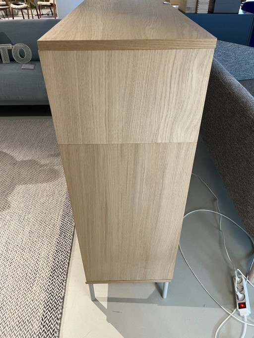 Aparador con disposición de gabinetes apilados Muuto