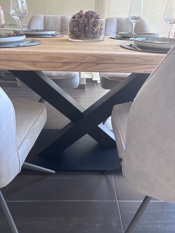 Image 1 of Tavolo in rovere riciclato con gamba centrale in metallo